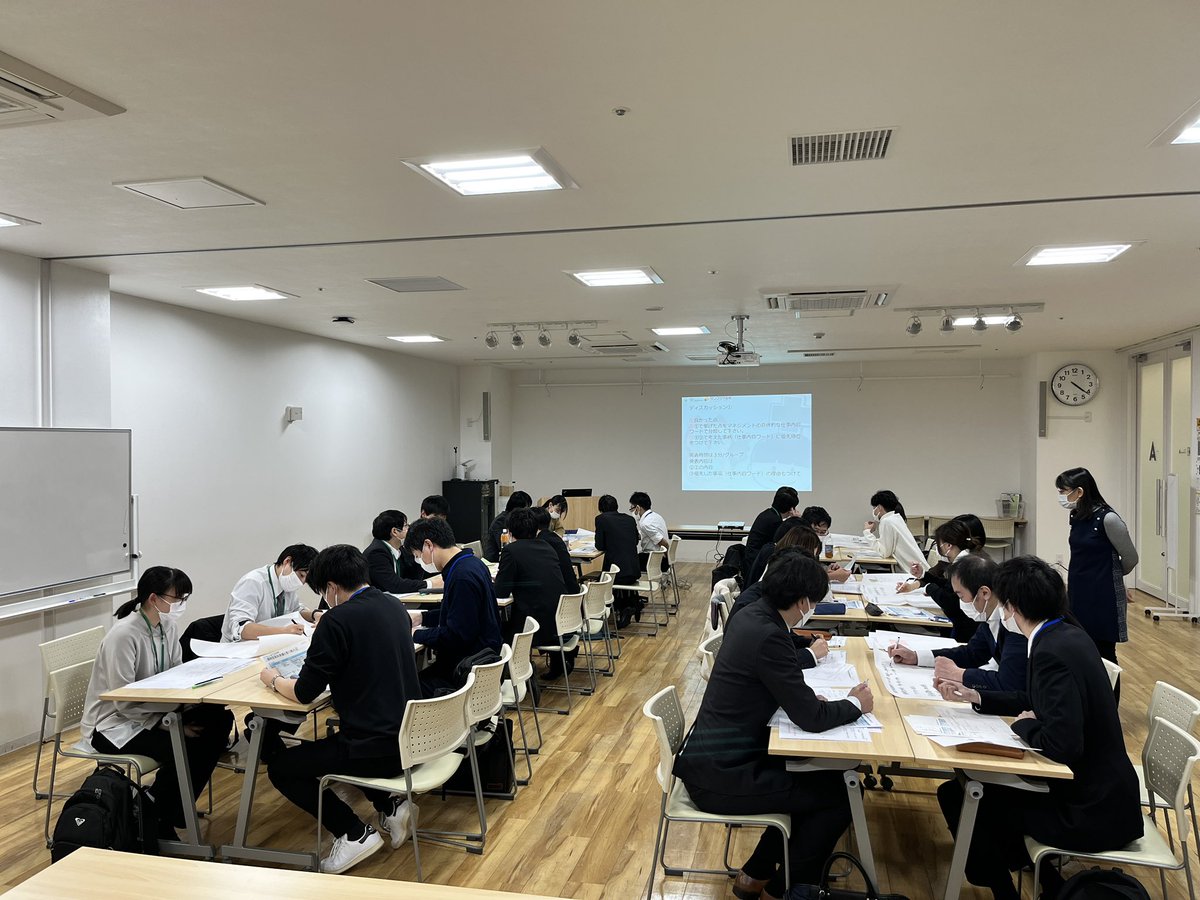 sunplaza_group's tweet photo. 本日は、メディカルボックス様と合同で研修会を行っております！チームに分かれグループディスカッション、発表をします。普段とは違って他者の皆様との交流はとても刺激的！盛り上がっております😊 https://t.co/As3TEINsS6