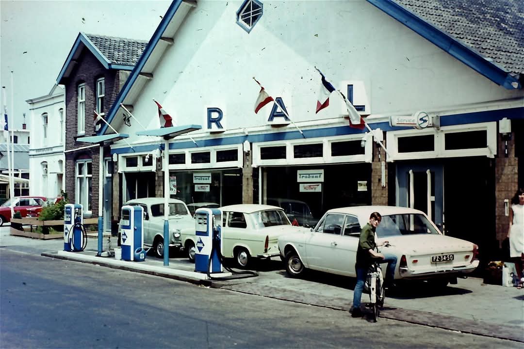 Goedenmorgen en een fijn weekend lieve mensen.
Wie herkend de auto's op deze foto van vroeger?