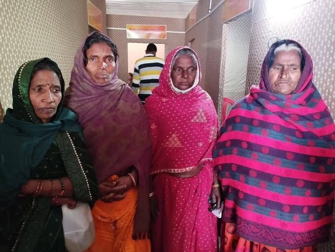 sarita25148177's tweet photo. महाकुंभ=ये सारी माताएं, बहने  खोया पाया केन्द्र 21 प्रयागराज में हैं , ये अपना एड्रेस फोन नंबर बताने में असमर्थ हैं,, इनके परिजनों से अनुरोध हैं कि इन्हें सुरक्षित घर ले जाये।
#Please_share #MahakumbhStampede https://t.co/CRjI9aSNzJ