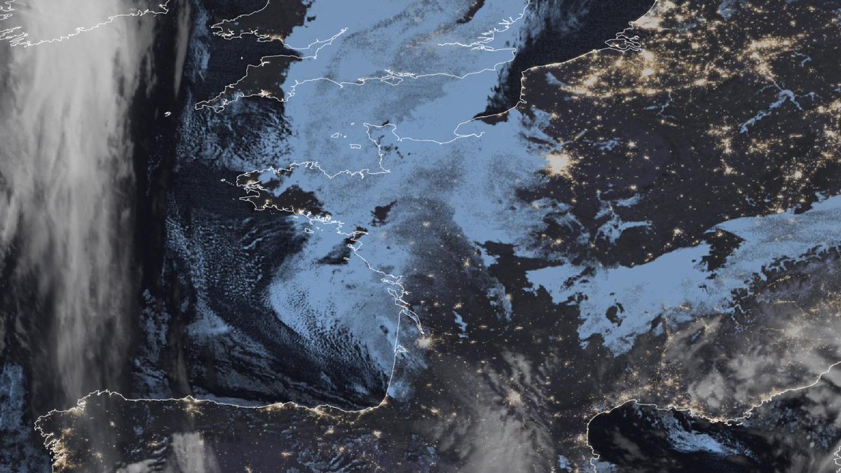 MeteoBretagne's tweet photo. #Bretagne #températures
A la faveur d'un ciel nocturne partiellement dégagé sur le #Finistère et l'ouest du #Morbihan, quelques faibles gelées ont été observées ce samedi matin : -1,5°C à #Plouay, -1,2°C à #Brennilis, -1°C à #Ploërdut, -0,6°C à #Brest, -1,1°C à #Lorient. Ambiance plus douce sous les nuages avec 8,3°C à #Bréhat
Image @eumetsat