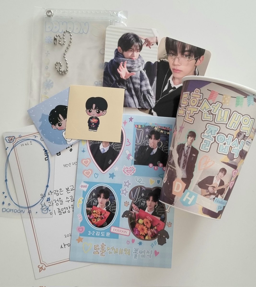 메인 이미지가 너무 예뻐서 꼭꼭 가고 싶었던 곳,, 꾸며져 있는 것도 예쁘고 모든 분들이 친절하셨습니당💙 럭드로 포카파우치랑 부적포카 뽑았는데 포카 넘 예뻐요🥹 앞으로 앨깡할때마다 들고 다녀야겠어여 ㅎㅎ

#도훈선배의_졸업식
#도훈이를_만난_두번째계절