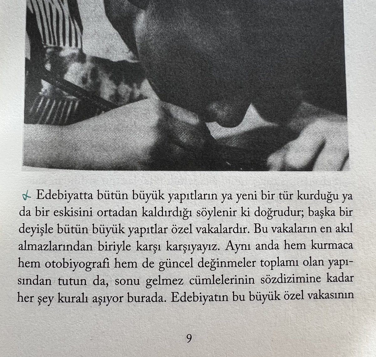 ilke__k's tweet photo. Bazı heyecanlı keşifler✨

Cem İleri, Sebald'ı Benjamin ile birlikte incelemiş, gördüğüm anda aldım ve hemen başladım.

Benjamin'in Proust için kurduğu cümleler ile başlıyor Sebald'ı anlatmaya✨

@cemileri https://t.co/phvydmoB0X
