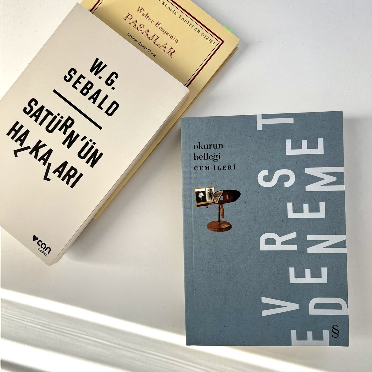 ilke__k's tweet photo. Bazı heyecanlı keşifler✨

Cem İleri, Sebald'ı Benjamin ile birlikte incelemiş, gördüğüm anda aldım ve hemen başladım.

Benjamin'in Proust için kurduğu cümleler ile başlıyor Sebald'ı anlatmaya✨

@cemileri https://t.co/phvydmoB0X