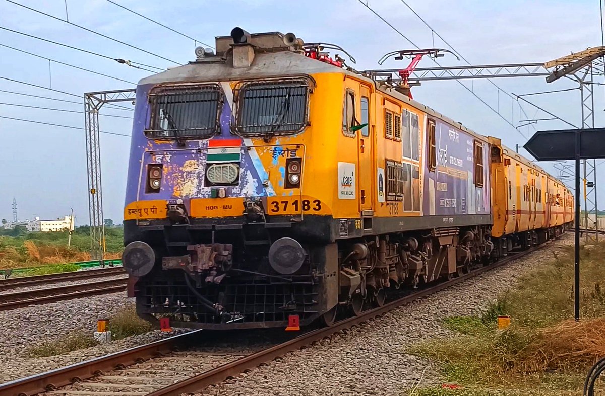 "Vcare Clinic Advertised " Erode WAP-7 #37183 powering 16614 Coimbatore - Rajkot Weekly Express
27 December 2024
#irailways #IndianRailways #Coimbatore #rajkot #vcare #ad