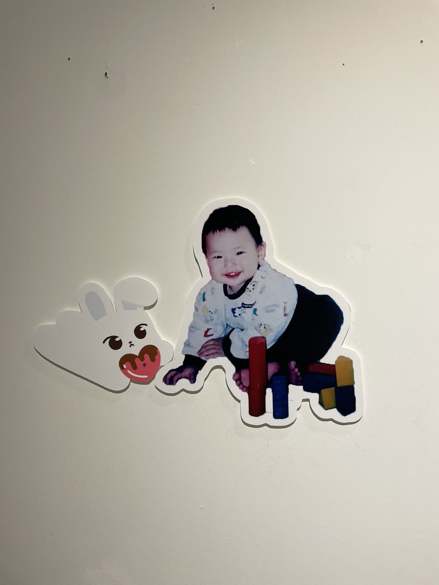 #사랑에빠지기까지2시간1분전

분위기도 좋고 사장님도 너무 친절하셔서 좋았어요! 예쁘고 귀여운 도영이로 가득 채워주셔서 너무 감사합니다!! 럭드 1등을 뽑아서 더 특별하게 느껴졌던 첫 생카..🥺🩷

도영아 생일 축하해 언제나 널 응원할게