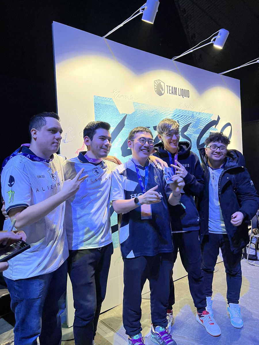 teamliquidjp's tweet image. なんと今ブースでリキッドトリオの
ゲリラサイン会を開催中！！
リキッドブースまで急げ💨💨