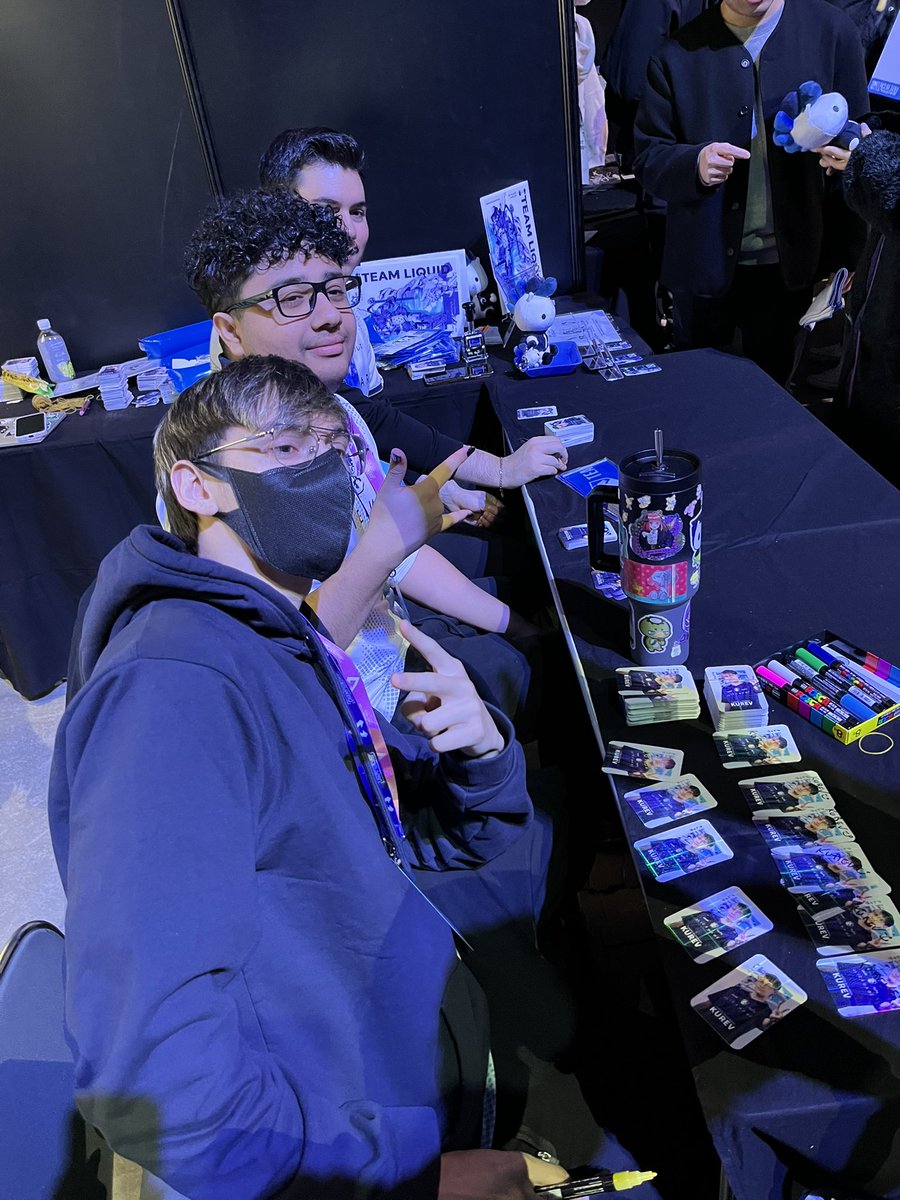 teamliquidjp's tweet image. なんと今ブースでリキッドトリオの
ゲリラサイン会を開催中！！
リキッドブースまで急げ💨💨