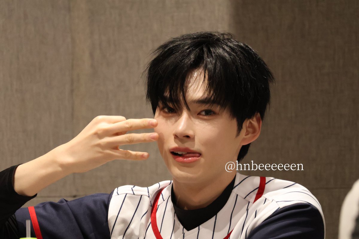 자슥이._. tweet media