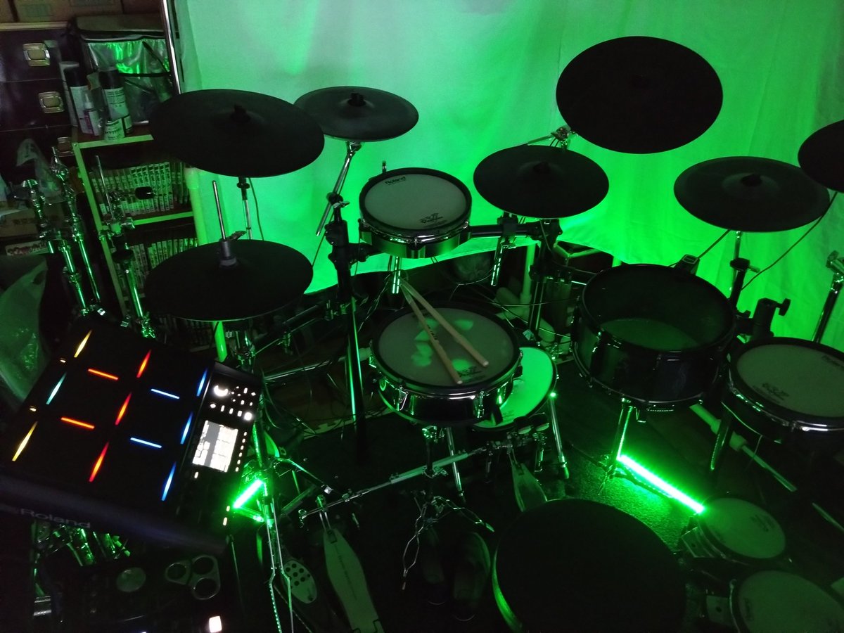 Cyan0276's tweet photo. しばらく音楽関係の方に会わず
たまたま会えても軽く話してサヨナラな日々になってますが

こういうの買ってしまったので懐が吹雪いています
寄り道せずにさっさと買えばよかったと思います
#roland
#SPDSXPro https://t.co/zsn0dOINtb