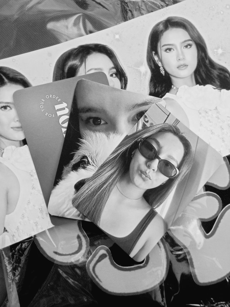 lovinglytere's tweet photo. shemsssss sobrang gandaaaaaa thank you pooo @binikoiz !! 💜 honestly lang mas na excite ako sa photocards at handbanner nya kaysa sa mismong tote bag shet yan, yung pics pa lang nya napaka worth it na ang ganda mo teh @thrs_vllmr ready na ko iflex to sa work hmppp https://t.co/TPtr30CX2X
