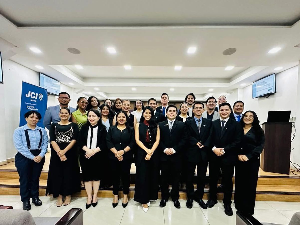 JCIManta's tweet image. Este evento también fue el marco perfecto para reconocer a varios miembros 🎉 ya que se entregaron reconocimientos de la organización nacional a aquellos quienes resaltaron en sus participaciones en actividades y proyectos durante el año. 🏅