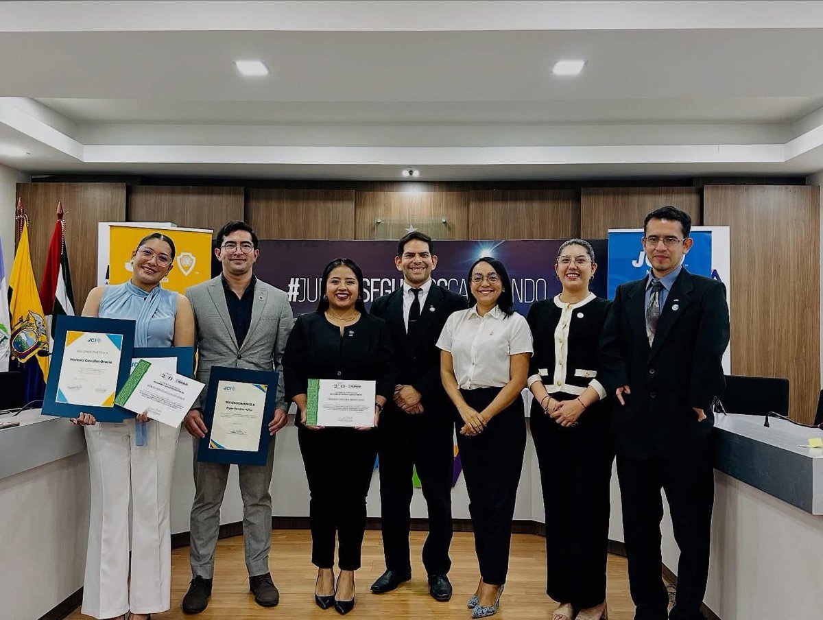 JCIManta's tweet image. Este evento también fue el marco perfecto para reconocer a varios miembros 🎉 ya que se entregaron reconocimientos de la organización nacional a aquellos quienes resaltaron en sus participaciones en actividades y proyectos durante el año. 🏅