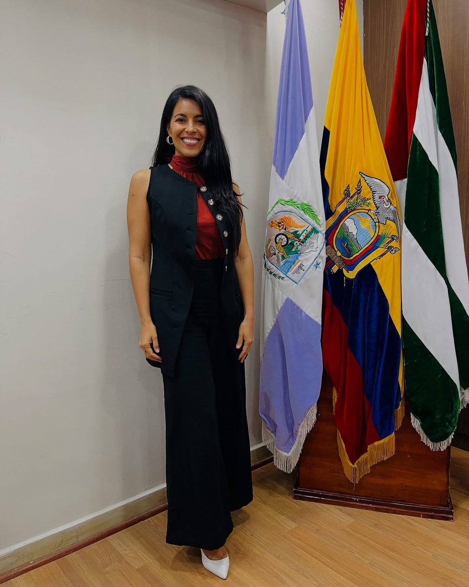 JCIManta's tweet image. 🌟 Nuevos comienzos, nuevo año de liderazgo🌟

En el marco de la Asamblea General Anual de la JCI Manta, tuvimos un momento de gran emoción: la juramentación de nuestra nueva presidenta local 2025, Ana María Ortiz. 🙌