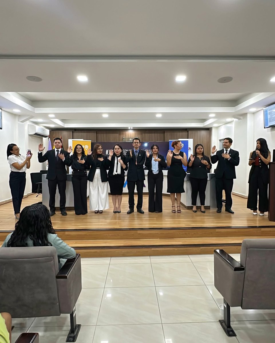 JCIManta's tweet image. Con mucha ilusión y responsabilidad, Ana María asume su rol, y a su vez, juramentó a su Junta Directiva 2025, un equipo que, trabajará al lado de ella para alcanzar los grandes objetivos de este nuevo año. 💼✨