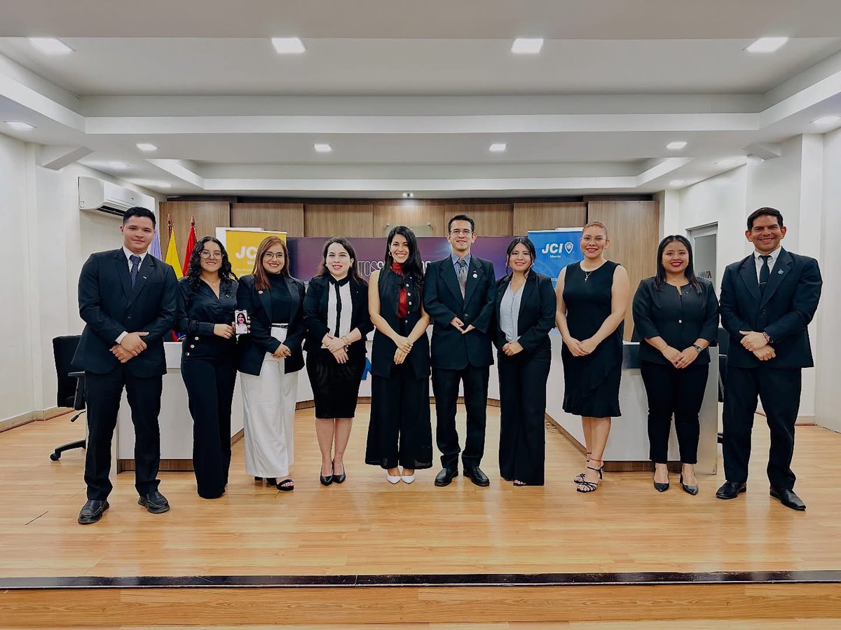 JCIManta's tweet image. Con mucha ilusión y responsabilidad, Ana María asume su rol, y a su vez, juramentó a su Junta Directiva 2025, un equipo que, trabajará al lado de ella para alcanzar los grandes objetivos de este nuevo año. 💼✨