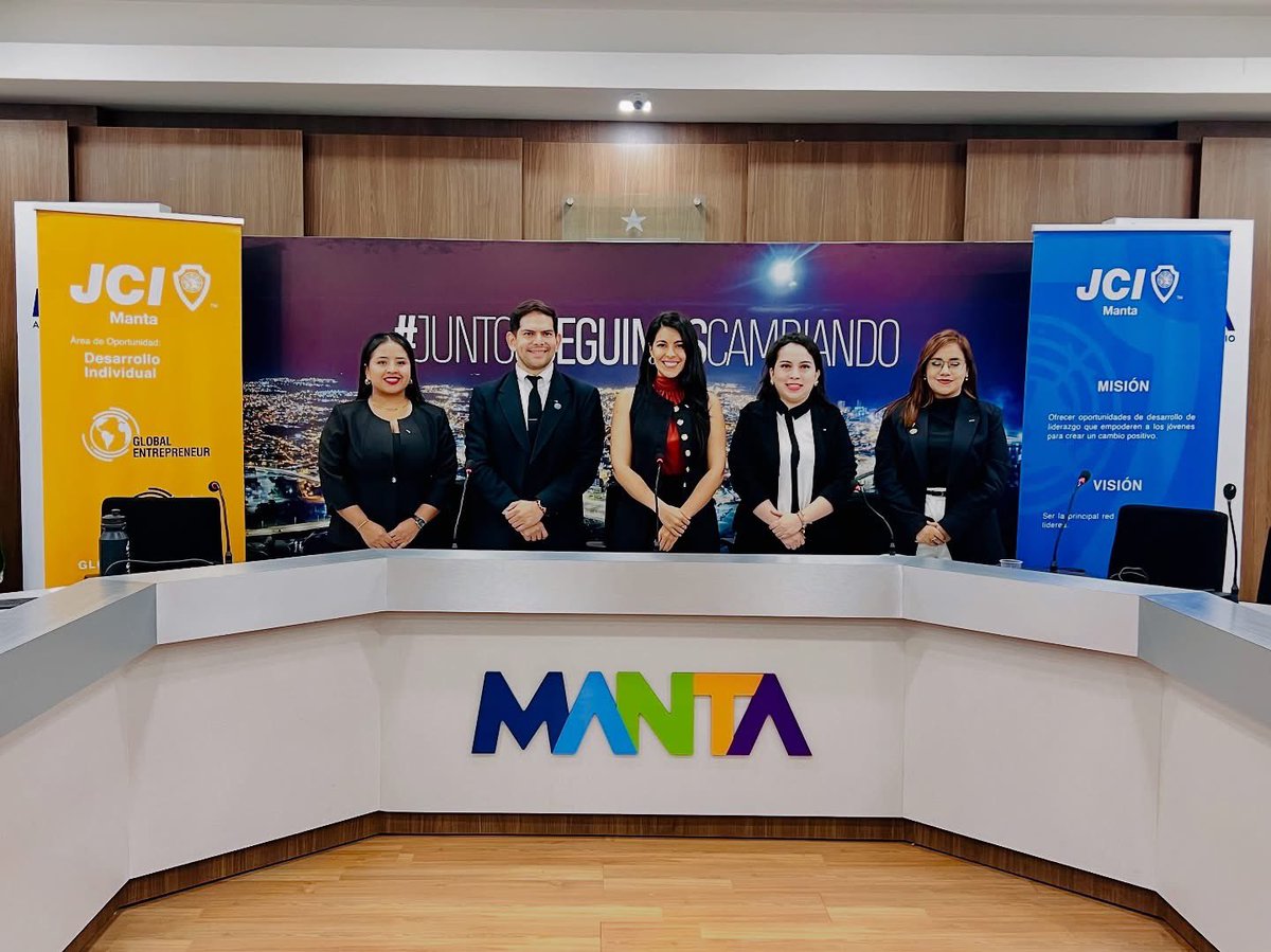 JCIManta's tweet image. Con mucha ilusión y responsabilidad, Ana María asume su rol, y a su vez, juramentó a su Junta Directiva 2025, un equipo que, trabajará al lado de ella para alcanzar los grandes objetivos de este nuevo año. 💼✨