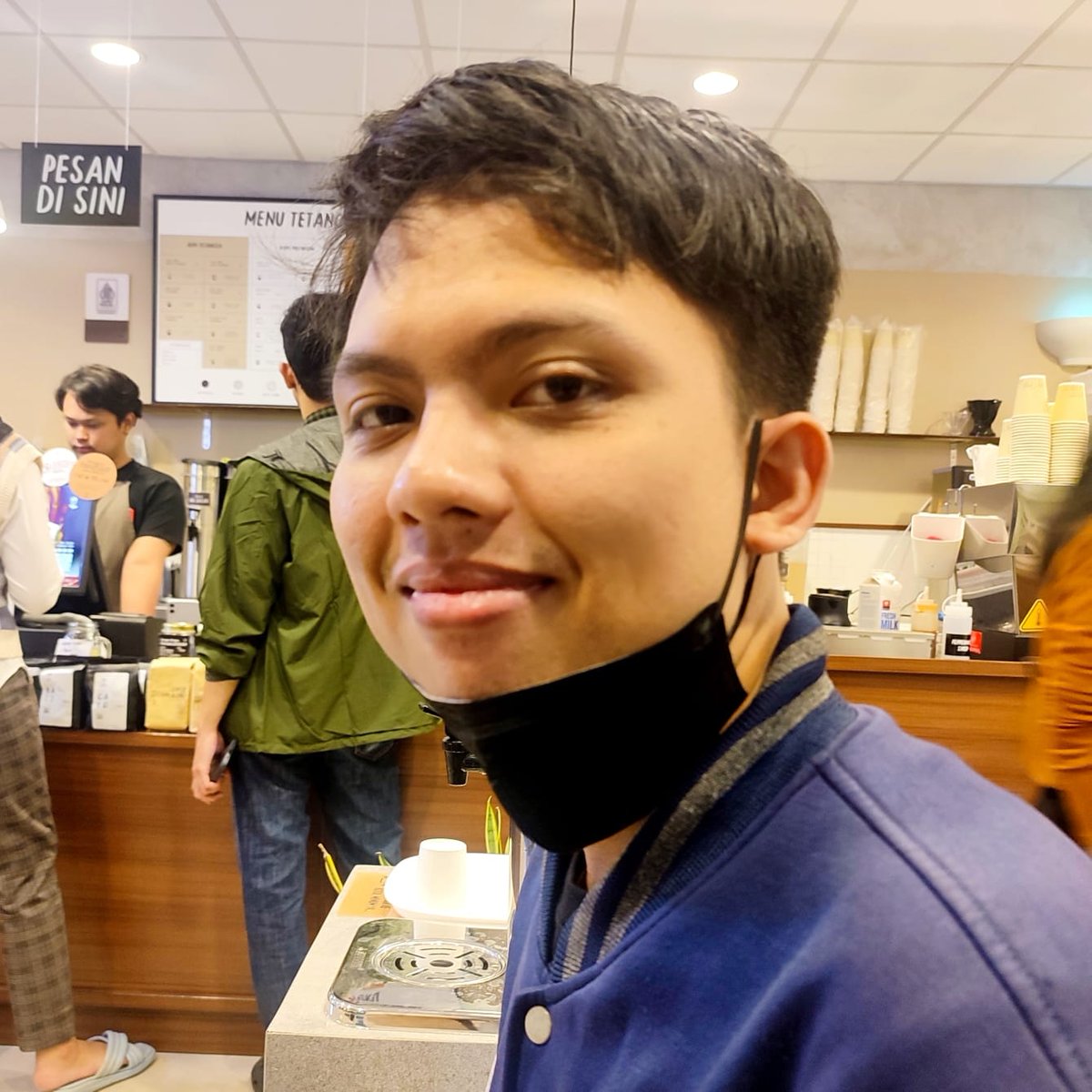 codsekitarjkt's tweet photo. @muse_indonesia Anime fav : nartoh
Karakter fav : semua karakter cowok dengan armor dan helm keren, kalau cewek tuh mungkin kayak Emilia Re Zero
Waifu : Suisei https://t.co/a9loWfF4gm
