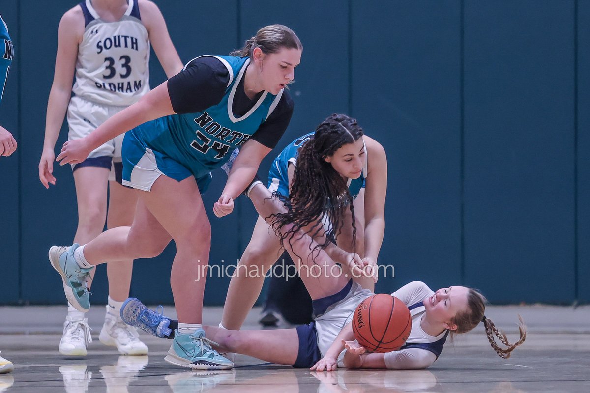 j_michaud_photo's tweet image. Big rivalry matchup featuring South Oldham and North Oldham. Mustangs were able to keep it close going into halftime against a strong South squad, but Dragons pull away in the 2nd half for the 84-48 win. Madison Young had another double-double with 26 points and 10 boards, Brynn…