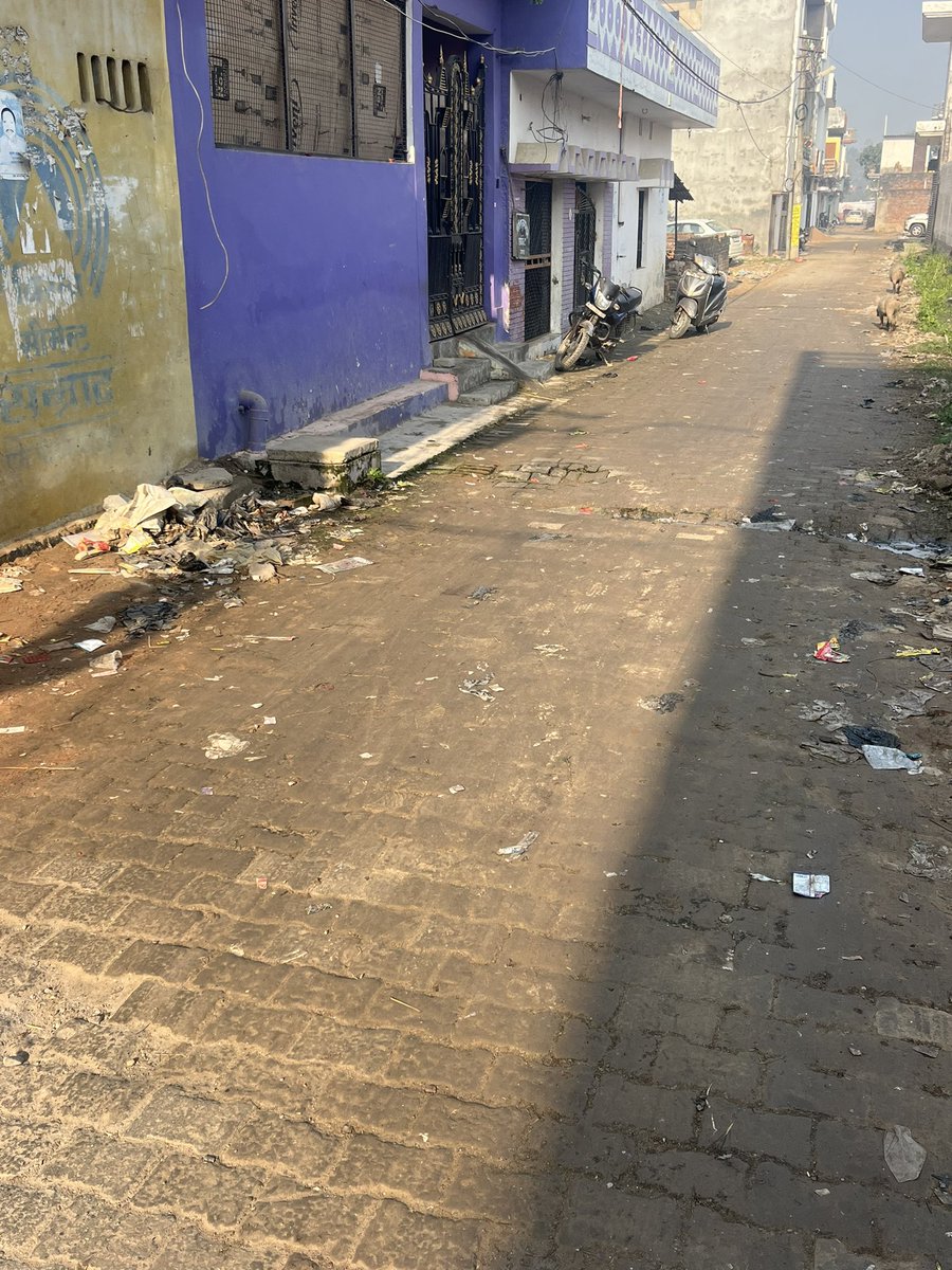 Abhishe05141930's tweet photo. आदरणीय जिला अधिकारी महोदया @dmgonda2 ये हमारा मोहल्ला न्यू साहबगंज निकट शिवा हॉस्पिटल गोंडा की कुछ तस्वीरें है कूड़ा निकाले हुए क़रीब आज 25 दिन हो गए हैं लेकिन इसको उठाने नगर पालिका के कोई भी कर्मचारी नहीं आ रहा है अगर आप चाहें तो एक बार स्वयं आ कर देख सकती हैं https://t.co/E9z2NrZCKh