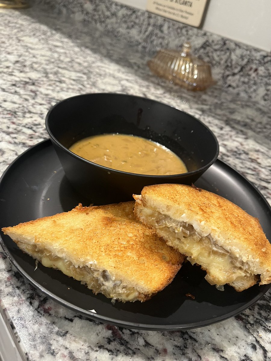 Becca🦁🐱💋 tweet media