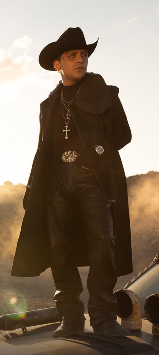 Cómo el cigarro 🚬 ven fumame 
Cómo el tequila 🥃 ven tómame 
Derecho y sin Miedo 
Después veo que hago con mi pecho ❤️✨

❤️❤️❤️🎶✨