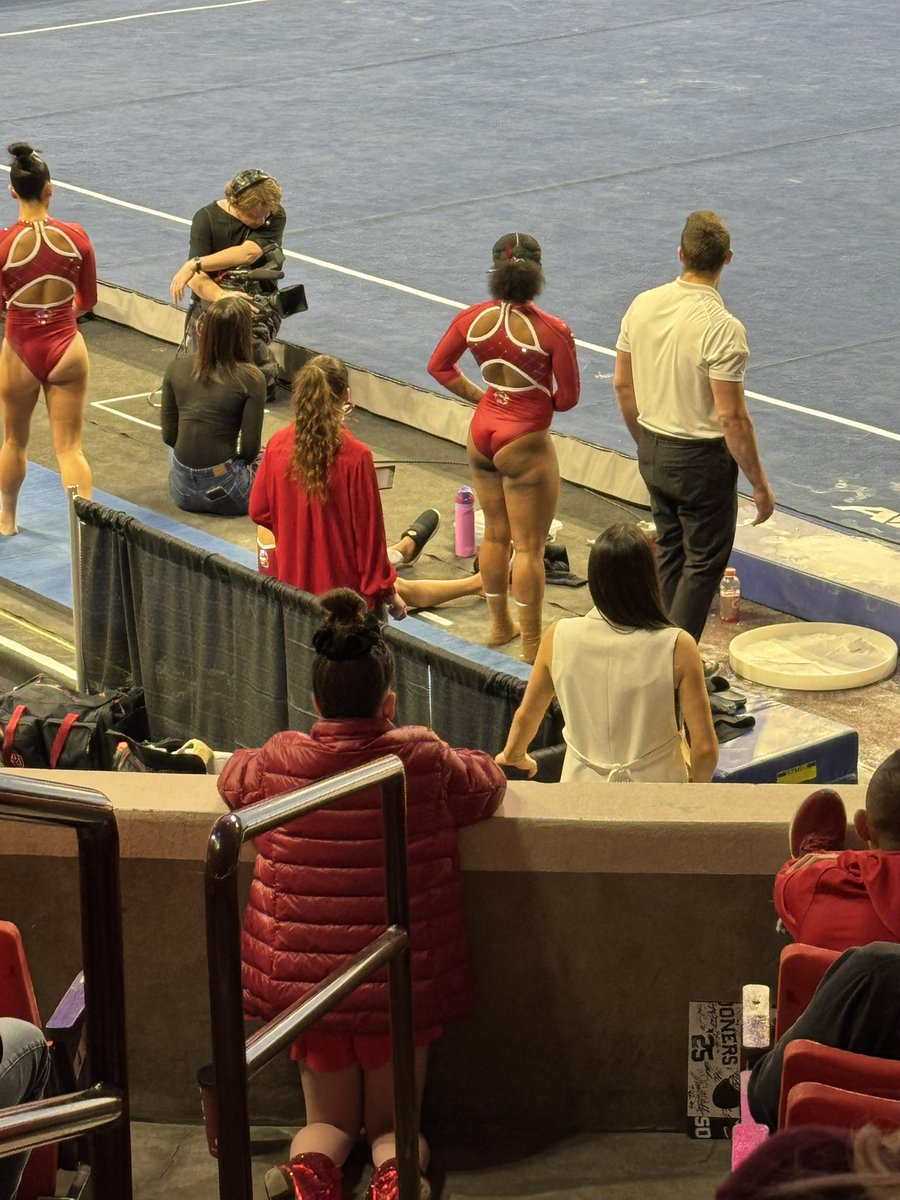RaegonBarnes's tweet photo. @Obisme My baby watching your baby @Leahmarii_ ! 💗#Heroes #goals  #Gymbacks https://t.co/d6Cy4PGdE1