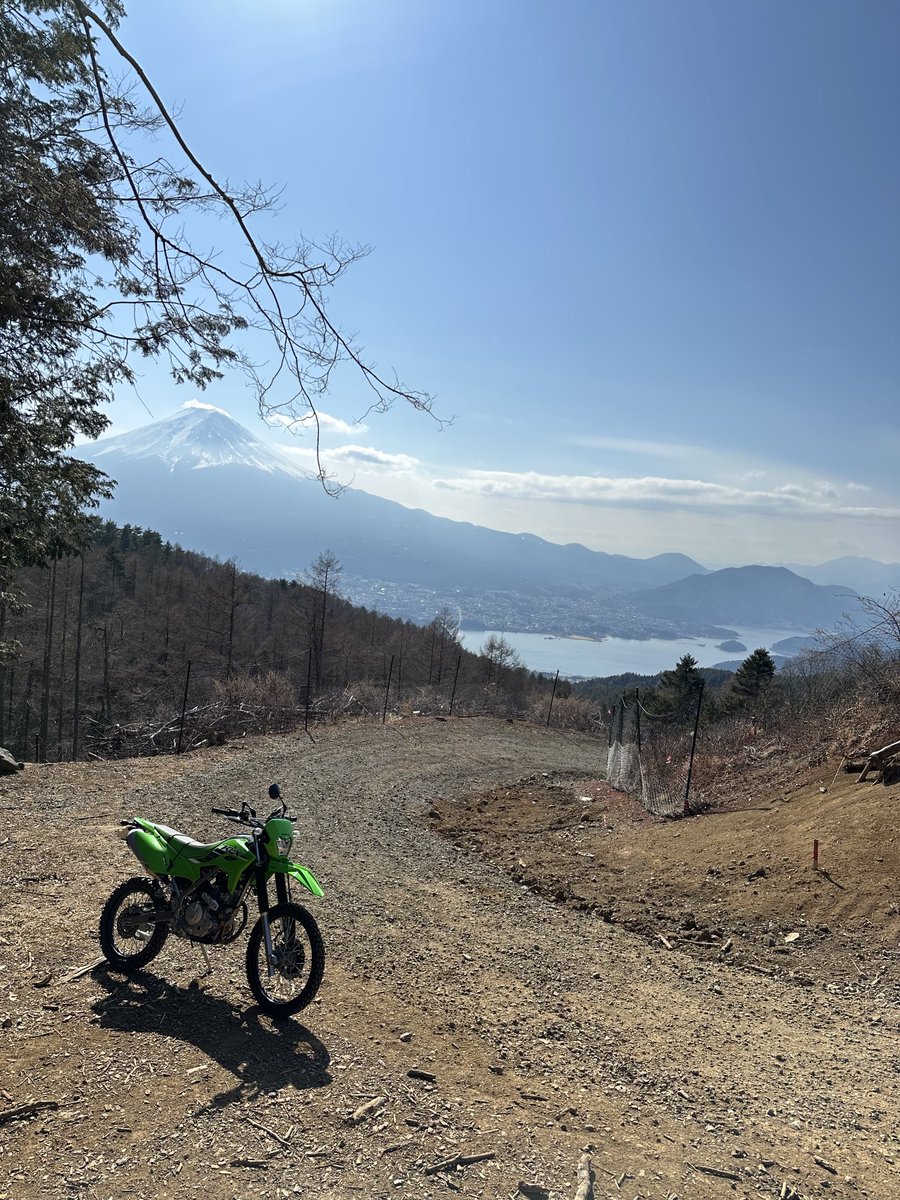 Ryu_Collie's tweet photo. 上に登っていけば河口湖と富士山が見えた！ https://t.co/dX3HXmaiYJ