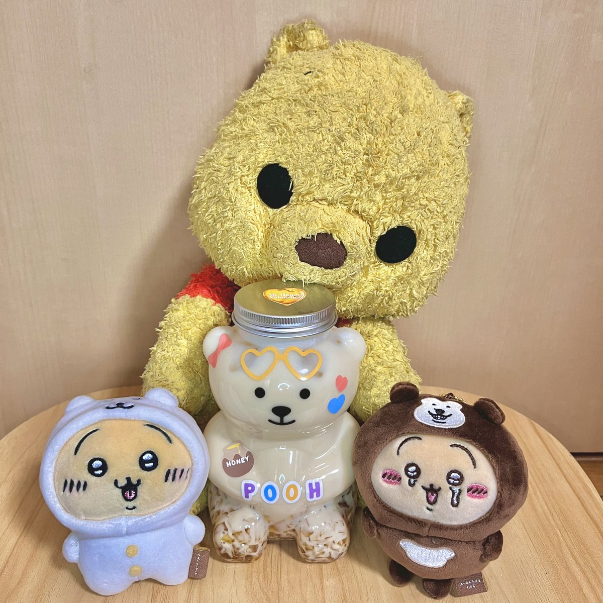 PianoManami's tweet photo. だーいすきなゴンチャに かわいいくまさんボトルがあった🧸💖

中身は、ハニーハニーミルクティー🐝🍯
あまあまなハチミツゼリーが ミルクティーにぴったりで おいしすぎたよ〜🤤✨

親友のプーさんとくまさんっぽいうさぎちゃんと並べてみたよ🫶💛

#ゴンチャ 
#ちいかわ
#ちい活 https://t.co/ApsTil5XYn