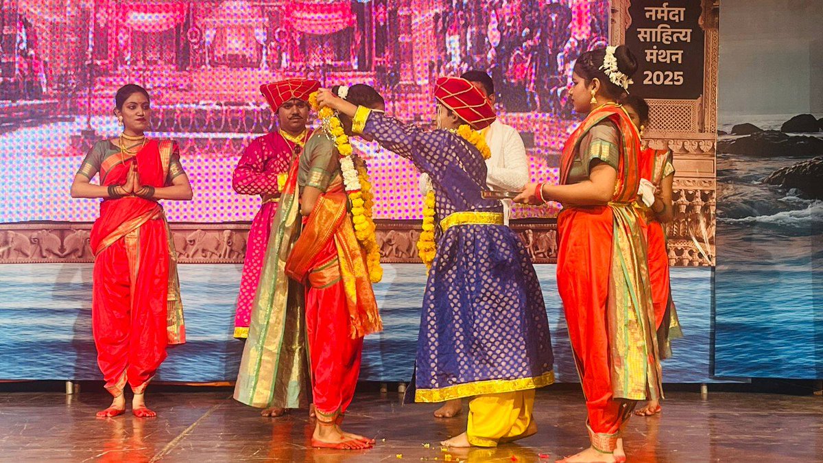 इंदौर. नर्मदा साहित्य मंथन (अहिल्या पर्व) में लोकमाता अहिल्यादेवी पर आधारित नृत्य नाटिका का मंचन
#नर्मदा_साहित्य_मंथन