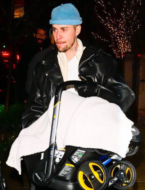 biebrforro's tweet photo. justin bieber paseando a su hijo en new york https://t.co/UcK7uuSIVP