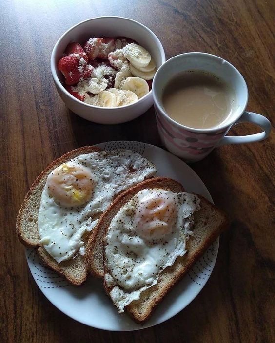 Pagi menyapa dengan petikan gitar, ditemani sarapan dan secangkir kopi. Jangan lupa mengisi perut sebelum menaklukkan hari.
