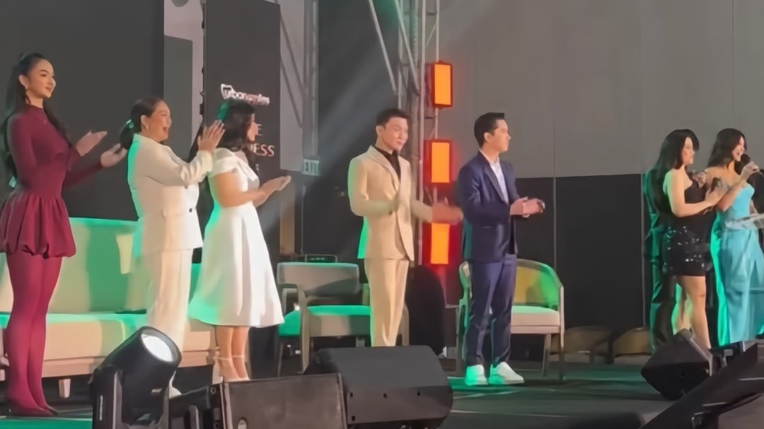 iba talaga yung posture ni kai pag nasa stage na, bigla siyang nagta-transform na parang nakatayong mannequin.