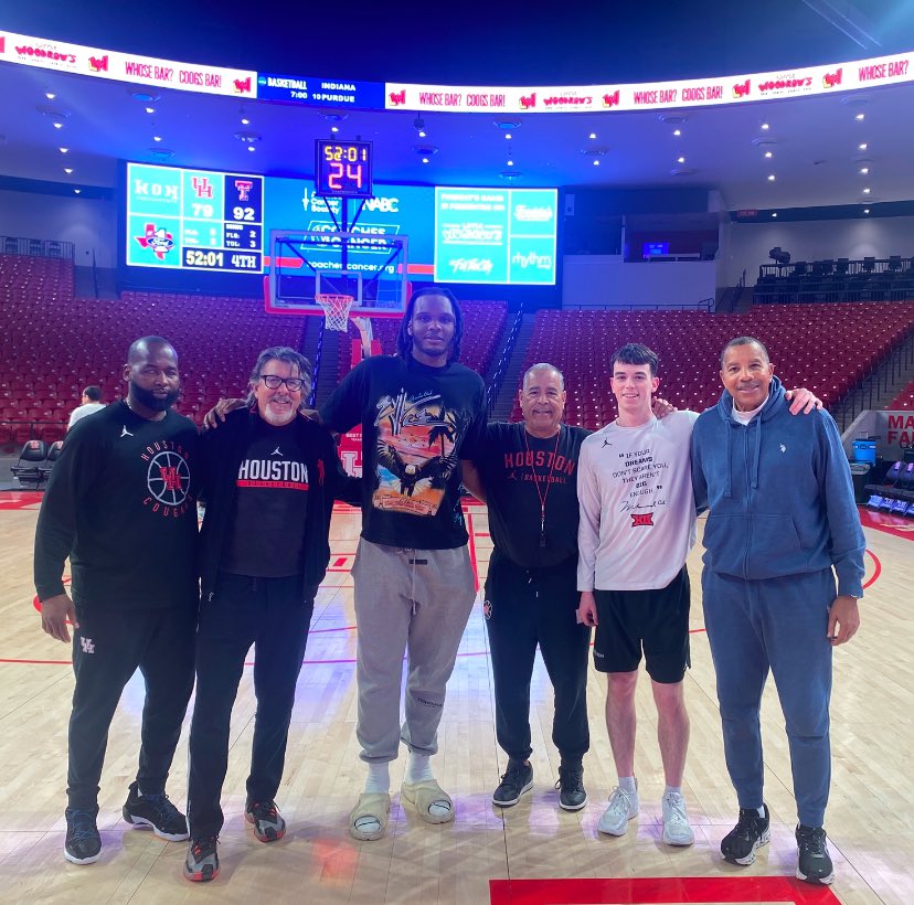 batley_bilal's tweet photo. Coach Sampson has re-connected over 120 former players back to program from 50’s to current times! Great having alumni today at OUR practice:
• Ken Ciolli (70’s), Otis Birdsong (70’s), Anthony Goldwire (90’s), Josh Carlton (2020’s), Ryan Elvin (2020’s). 
#ForTheCity #AlumniFirst https://t.co/qSoztd2PCo