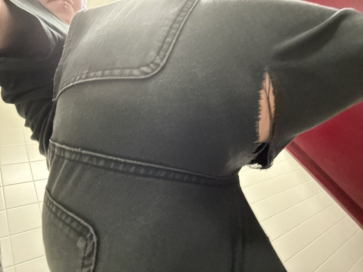 Ass so fat I ripped through my pants at work 😿