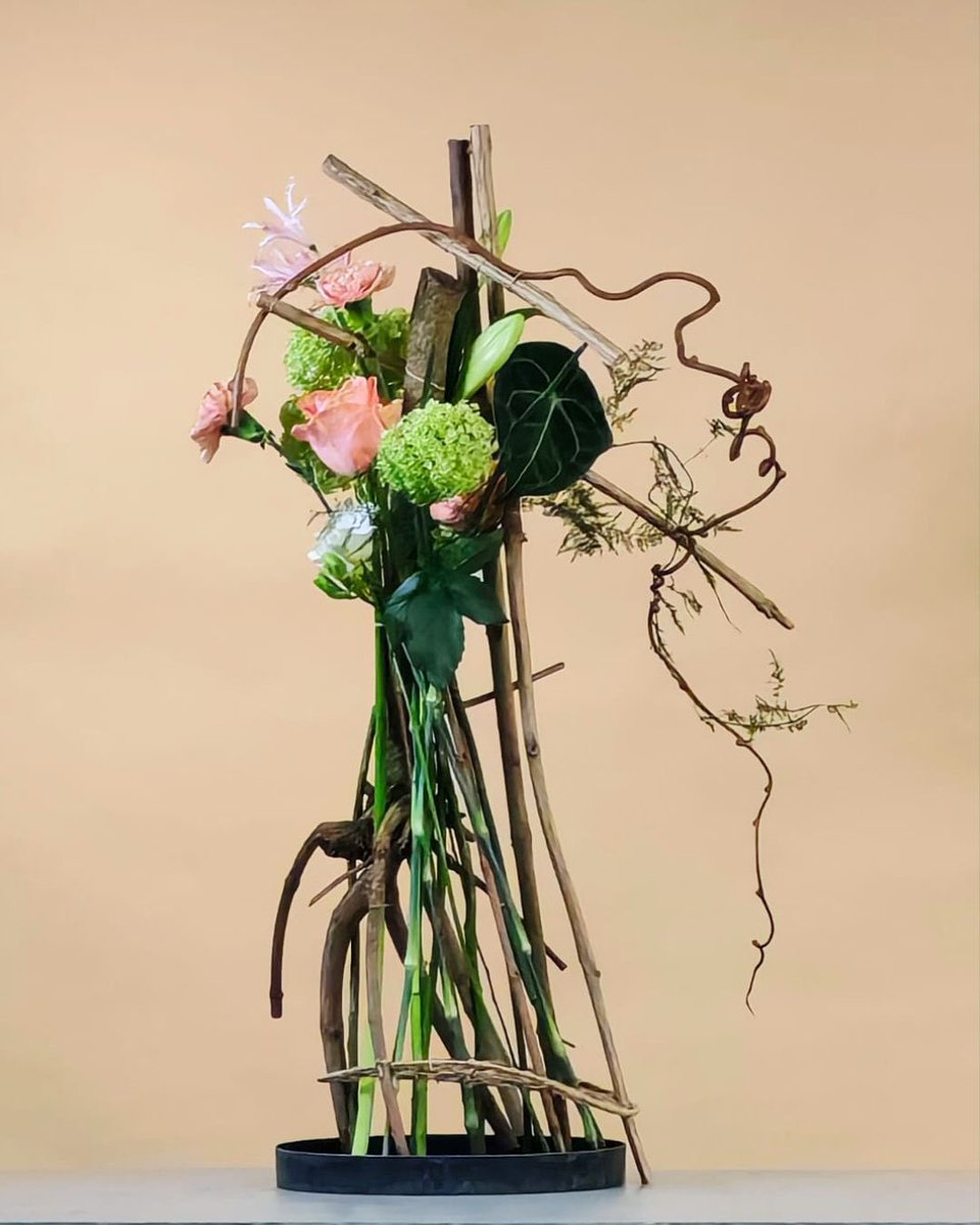 MarkPampling's tweet image. Another hand tied “bouquet” with a high binding point … from Day 1 - International Floristry Teachers’ Seminar at Boerma Instituut Aalsmeer, moderated by Gregor Lersch …. exploring the definition of a hand tied bouquet. 
.
#internationalteachersseminar
#masterflorist