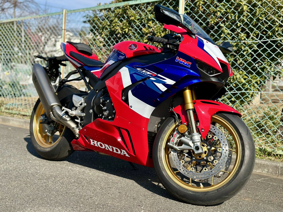2_wheel_vehicle's tweet photo. 友人の人生初バイクが納車されました👏🏻㊗️
HONDA「CBR1000RR-R FIREBLADE SP」🏍️ https://t.co/qzLJMfc6p9