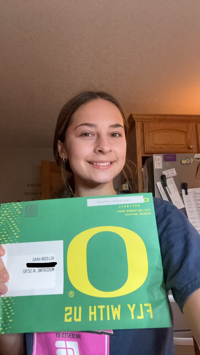 allisonhaag30's tweet photo. Thank you @OregonSB for the mail! I love learning about your program. @IowaPremierFP @chhelt @PaigeShannonIPF @OliviaHPaz1997 💚💛 https://t.co/sQCBPnFcpK