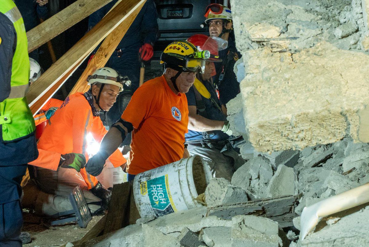 Continuamos las labores de rescate. 11 horas han transcurrido ya. Nuestros héroes anónimos han logrado rescatar con vida 3 personas. 

Gracias al COE; al DAEH; a los Cuerpos de Bomberos de La Romana, Villa Hermosa, Guaymate, Caleta, Cumayasa, San Pedro de Macorís, Higüey, Hato