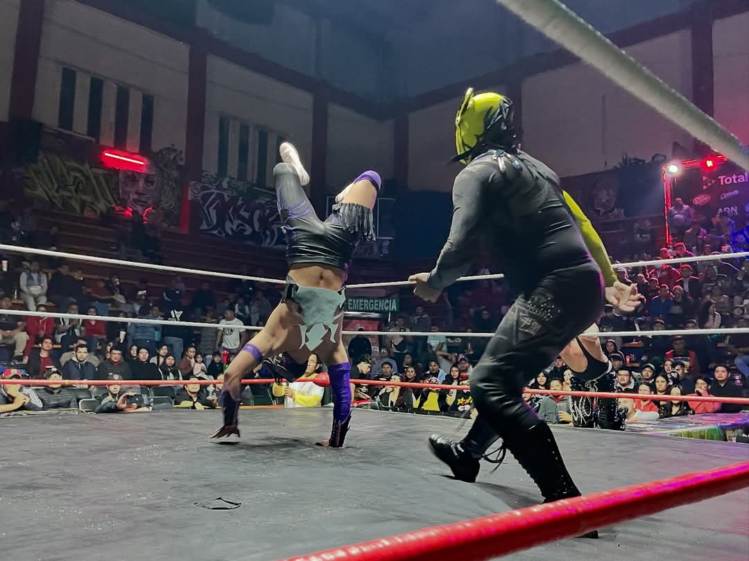 LaTijeraLucha's tweet image. Tremenda velocidad y espectacularidad la de los 8 jóvenes que se brindaron a lo grande en la #ArenaNeza para salir premiados con dinero por la afición, donde la experiencia fue factor par que #Tiago, #ToritoNegro, #Skayler y #Sol venciera de buena forma...