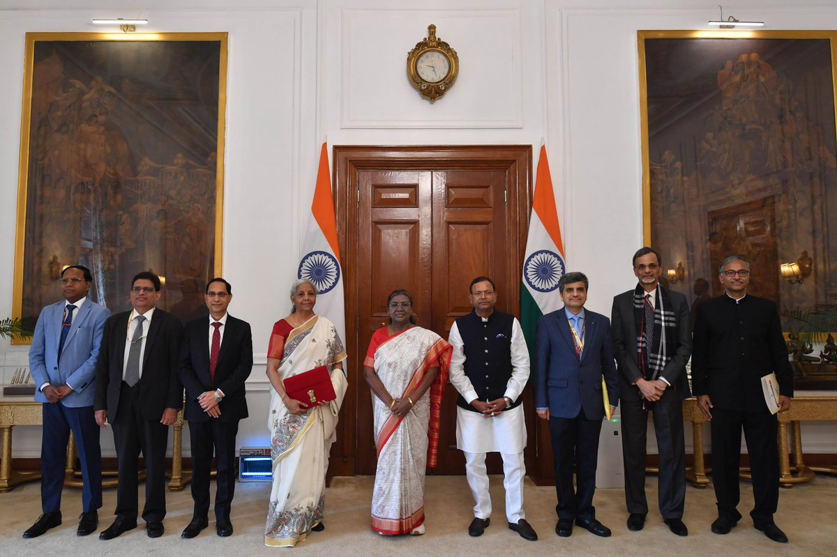 rashtrapatibhvn's tweet image. Union Minister for Finance and Corporate Affairs Smt Nirmala Sitharaman along with Minister of State for Finance Shri Pankaj Chaudhary and senior officials of the Ministry of Finance called on President Droupadi Murmu at Rashtrapati Bhavan before presenting the Union Budget. The…