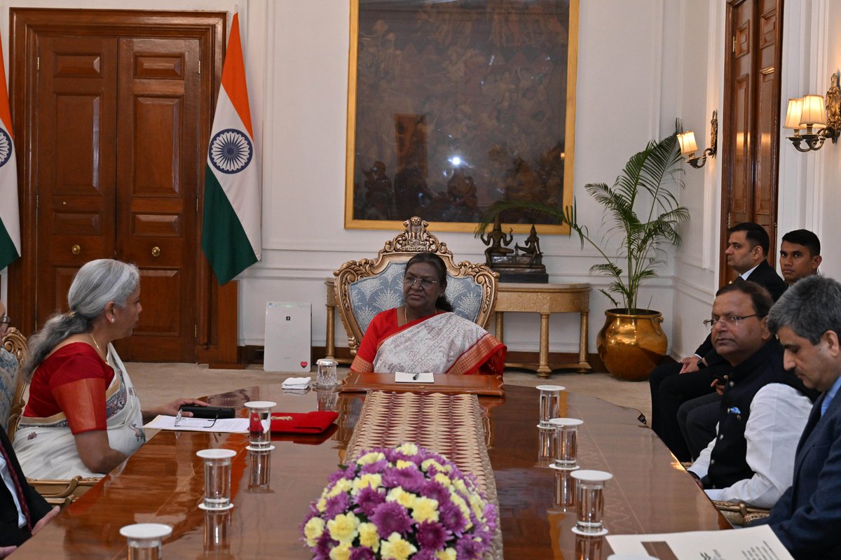 rashtrapatibhvn's tweet image. Union Minister for Finance and Corporate Affairs Smt Nirmala Sitharaman along with Minister of State for Finance Shri Pankaj Chaudhary and senior officials of the Ministry of Finance called on President Droupadi Murmu at Rashtrapati Bhavan before presenting the Union Budget. The…