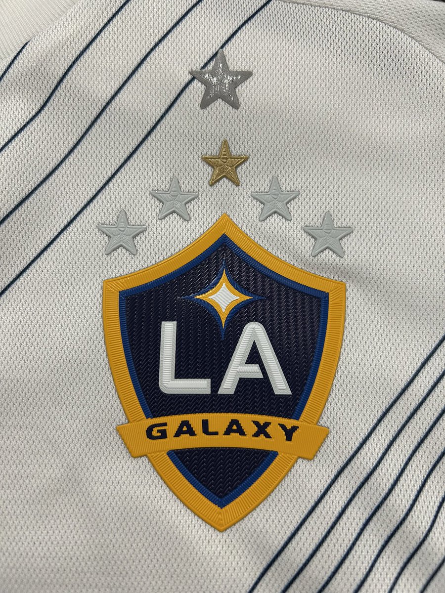CozmoLAGalaxy's tweet photo. Sheesh, this shirt is gettin’ heavy. #freshkit https://t.co/1fUu4Rm241