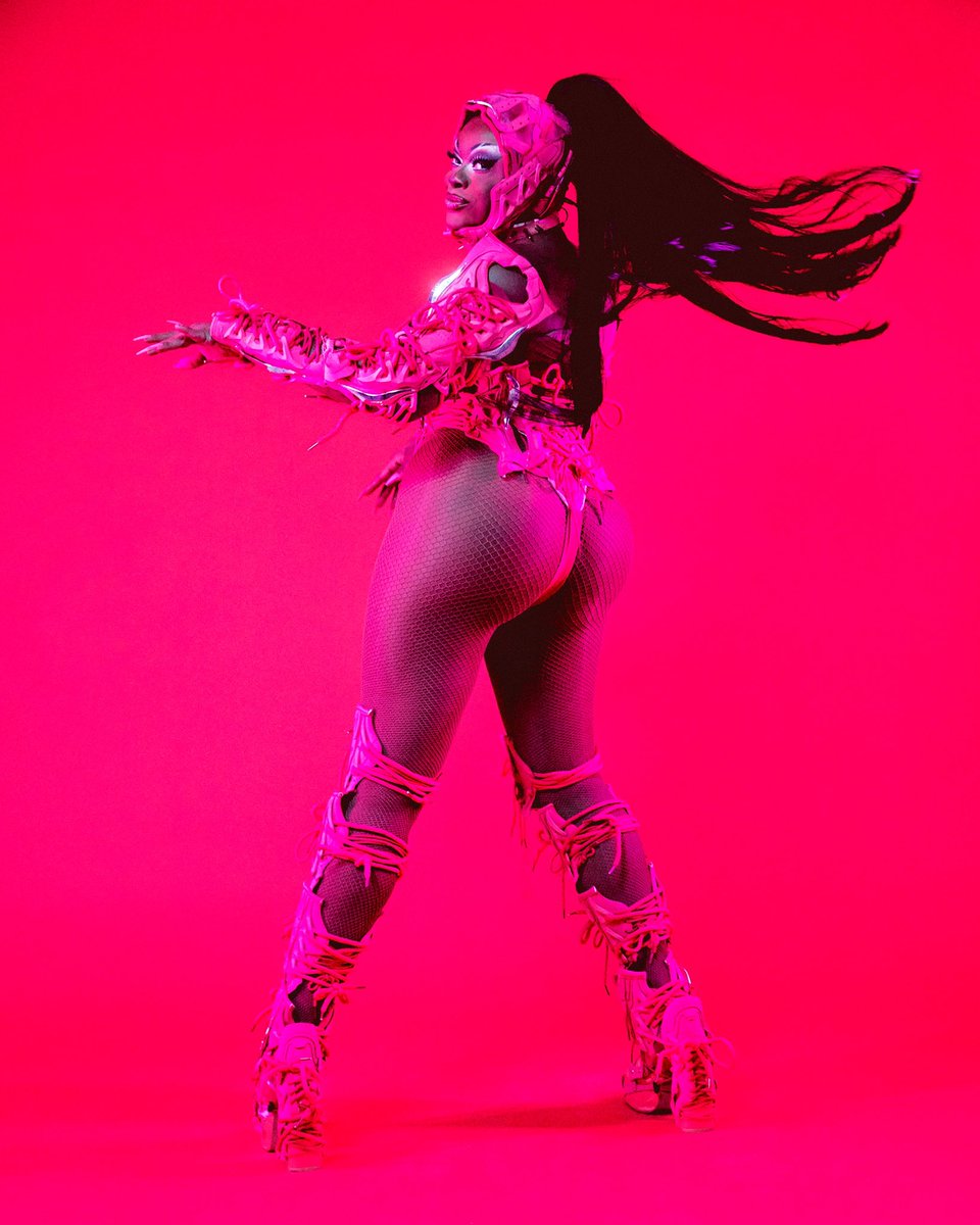 OnyaNurve's tweet photo. You know I had to hit up my girl @FriskmegoodInc 
💖
For the pink look Cierra created this custom head-to-toe body suit out of upcycled sneakers. Cierra’s iconic designs were born here in Cleveland and it  was such a privilege to be able to share her work on the Main Stage. #cle https://t.co/iqkQAVdsEM