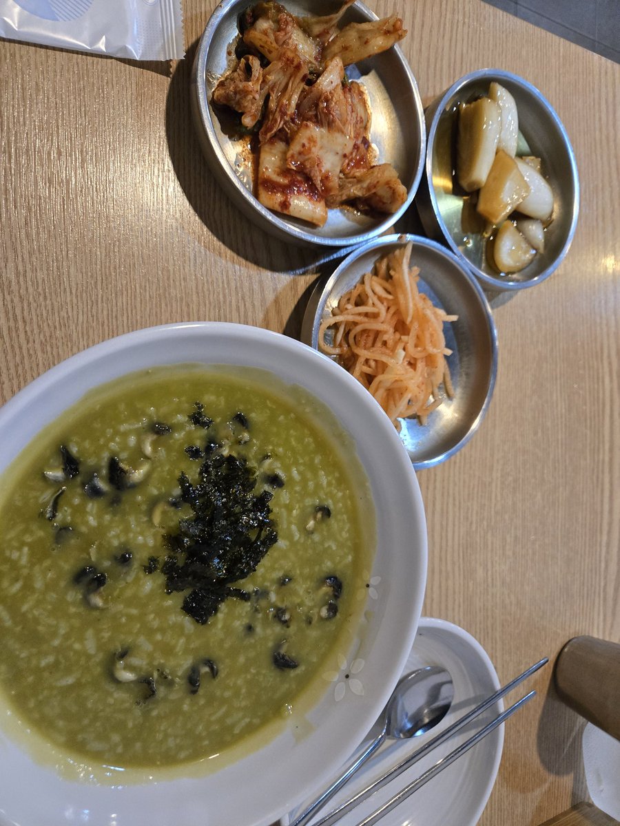 한시간 기다려 보말죽을 먹었다
유명한 집이라 하기에
찬은 진심이 느께지고 무우 무침이 맛나네
보말죽은 다른 여느 곳 제주에서의 맛과 비슷했다
제주는 역시 제주다 사랑한다 평생