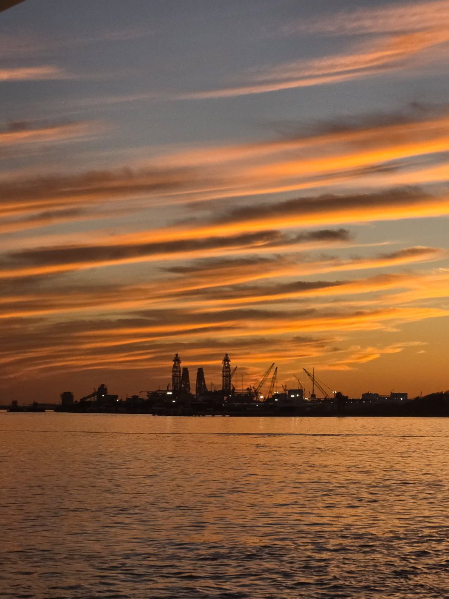 GalvestonFerry's tweet photo. Our absolutely beautiful #FerrySunset tonight. Hope you had a great day. https://t.co/oLCcvk3T40