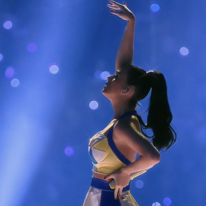 nnnicksilver's tweet photo. 10 years ago, the Super Bowl XLIX halftime show was headlined by #KatyPerry (2015)

it garnered critical acclaim with two Emmy TV Awards, became the most-watched show ever, and created the iconic Left Shark 🦈 this #1 trending performance concluded the legendary PRISM era https://t.co/5eeXilcpxg