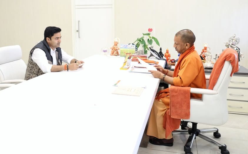 BJP4Abhijeet's tweet photo. कानपुर सर्वोदय नगर में स्थित रीजेंसी हॉस्पिटल के संबंध में क्षेत्रवासियों द्वारा मरीजों के साथ हो रही अनियमता, लूट खोरी और धांधली की सूचना प्राप्त हुई..
उपरोक्त मामले को गंभीरता से लेते हुए आज प्रदेश के मुखिया माननीय मुख्यमंत्री श्री @myogiadityanath जी से भेंट कर अवगत कराया.. https://t.co/qd6C1JLUtc