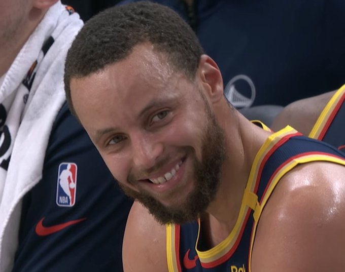 el impulso masculino de sonreir en los peores momentos: