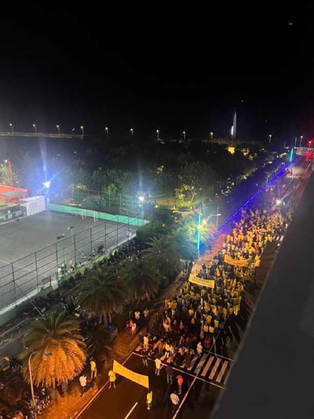 މިޔަކަށްވުރެ ބޮޑަށް އެއްވެއުޅުމާ ހިޔާލުފާޅުކުރުމުގެ މިނިވަންކަން ހުޅުވާލާފައި އޮތްވެރިކަމެއް އަހަރެން ނުދެކެމެވެ

ޖަލައްލާ މަގުމަތިން ތަޅާ އަނިޔާ ކޮއްފާނެ ކަމުގެ އެއްވެސް ބިރުވެރި ކަމެއްނެތެވެ.

ވީވަރަކުން މީހުން ނެރެގެން ހަމަ ހިޔާލުފާޅު ކުރަންވީއެވެ.

ވީވަރު ތިޔައޮތީފެންނާށެވެ.