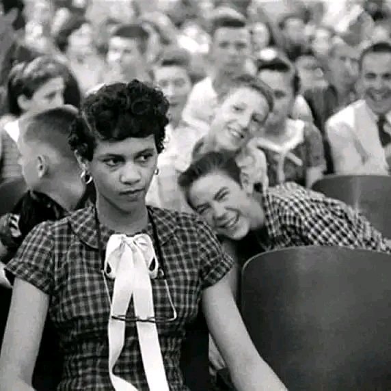 behind_mask1's tweet photo. Dorothy Counts, the first black girl to attend an all white school in The United States, North Carolina, 1957. 
#historylovers #history #historicalphotos #facts https://t.co/F5meBujiHp